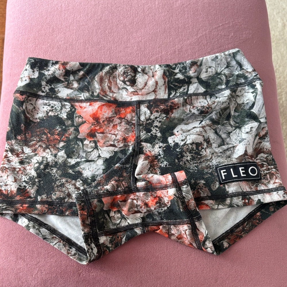 FLEO Bootie/Crossfit/Fitness Shorts Black, Coral, Rose Floral Design